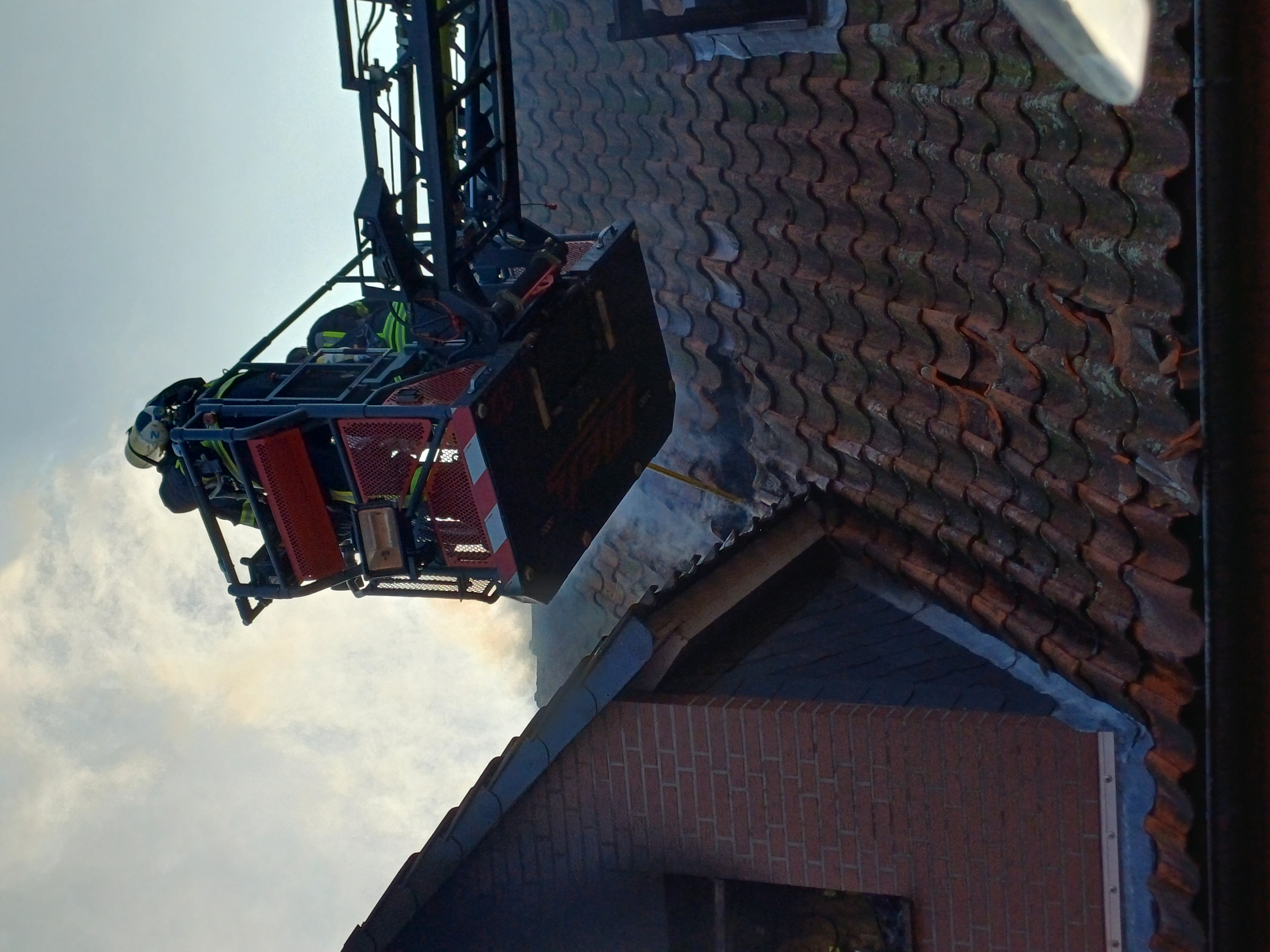 Einsatz%202025-12-14%20Dachstuhlbrand%20Bahnhofstra%C3%9Fe%20%2831%29